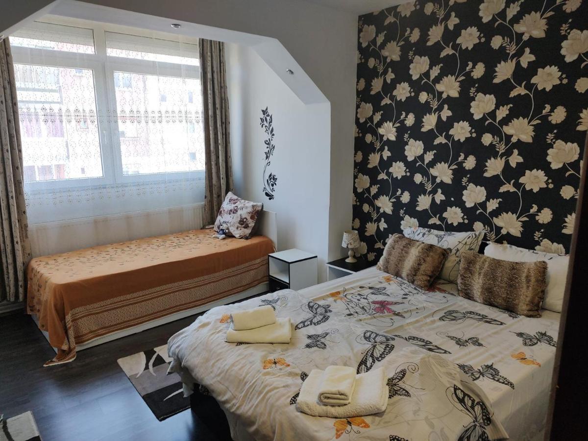 White Black Rooms Хунедоара Екстериор снимка