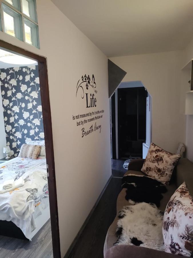 White Black Rooms Хунедоара Екстериор снимка