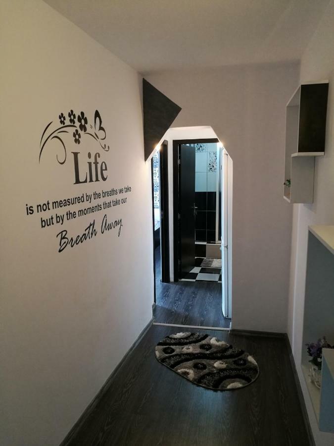 White Black Rooms Хунедоара Екстериор снимка