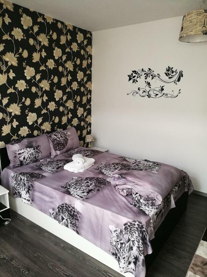 White Black Rooms Хунедоара Екстериор снимка